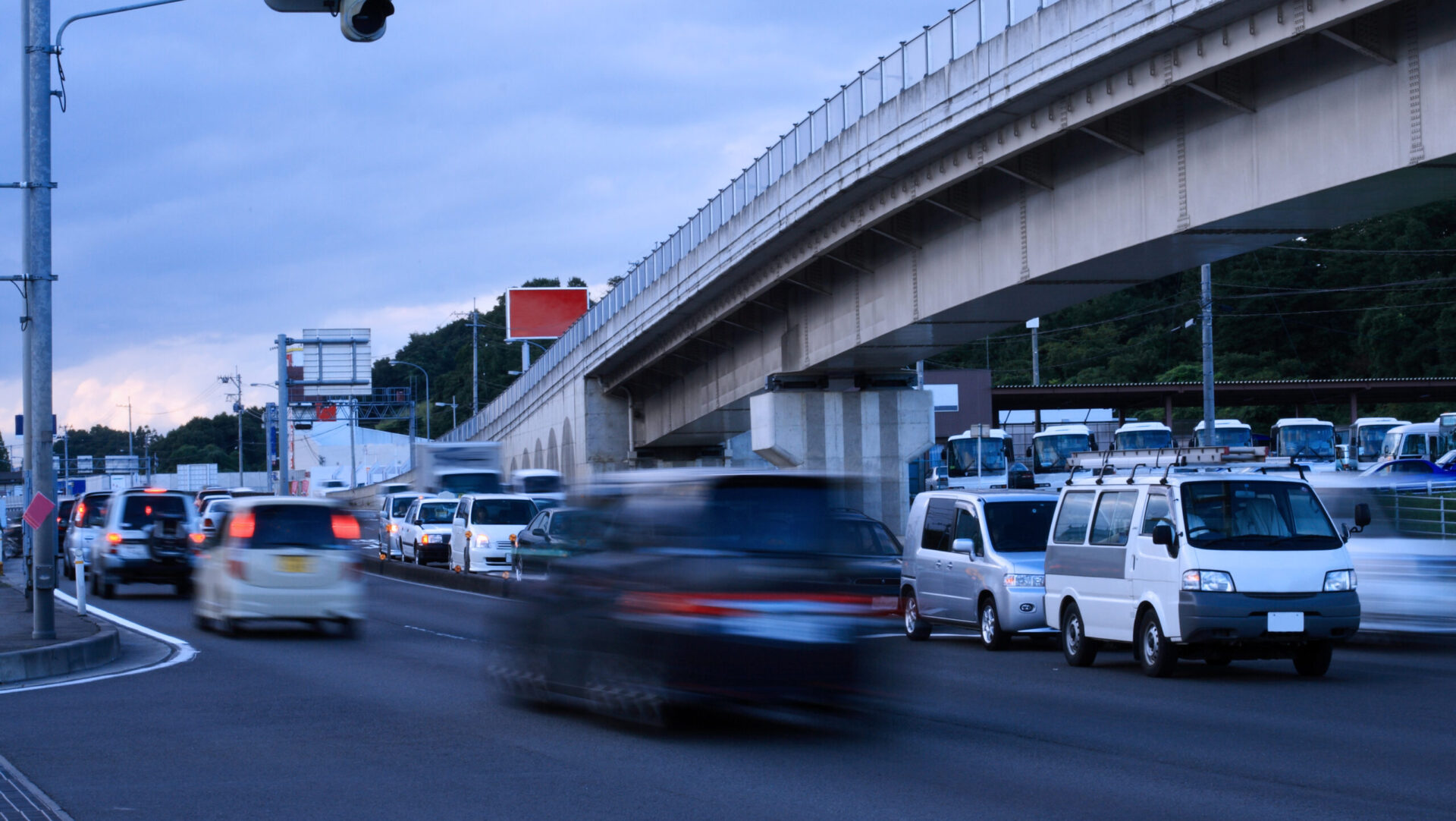 Traffic motion blurred aspect in the dusk